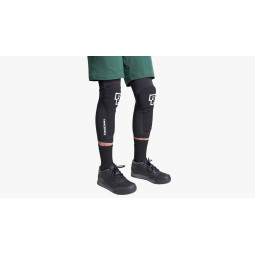OCHRANIACZ KOLAN RACE FACE CHARGE KNEE, BLK,