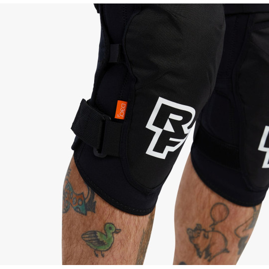 OCHRANIACZ KOLAN RACE FACE AMBUSH KNEE, BLK,